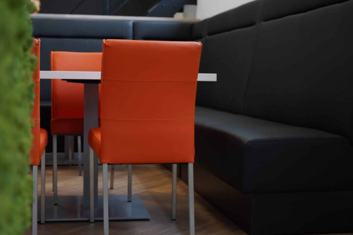Ontvangst ruimte met lederen stoelen