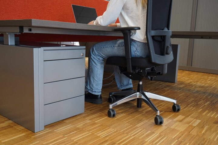 Ergonomie van een bureaustoel zonder wielen