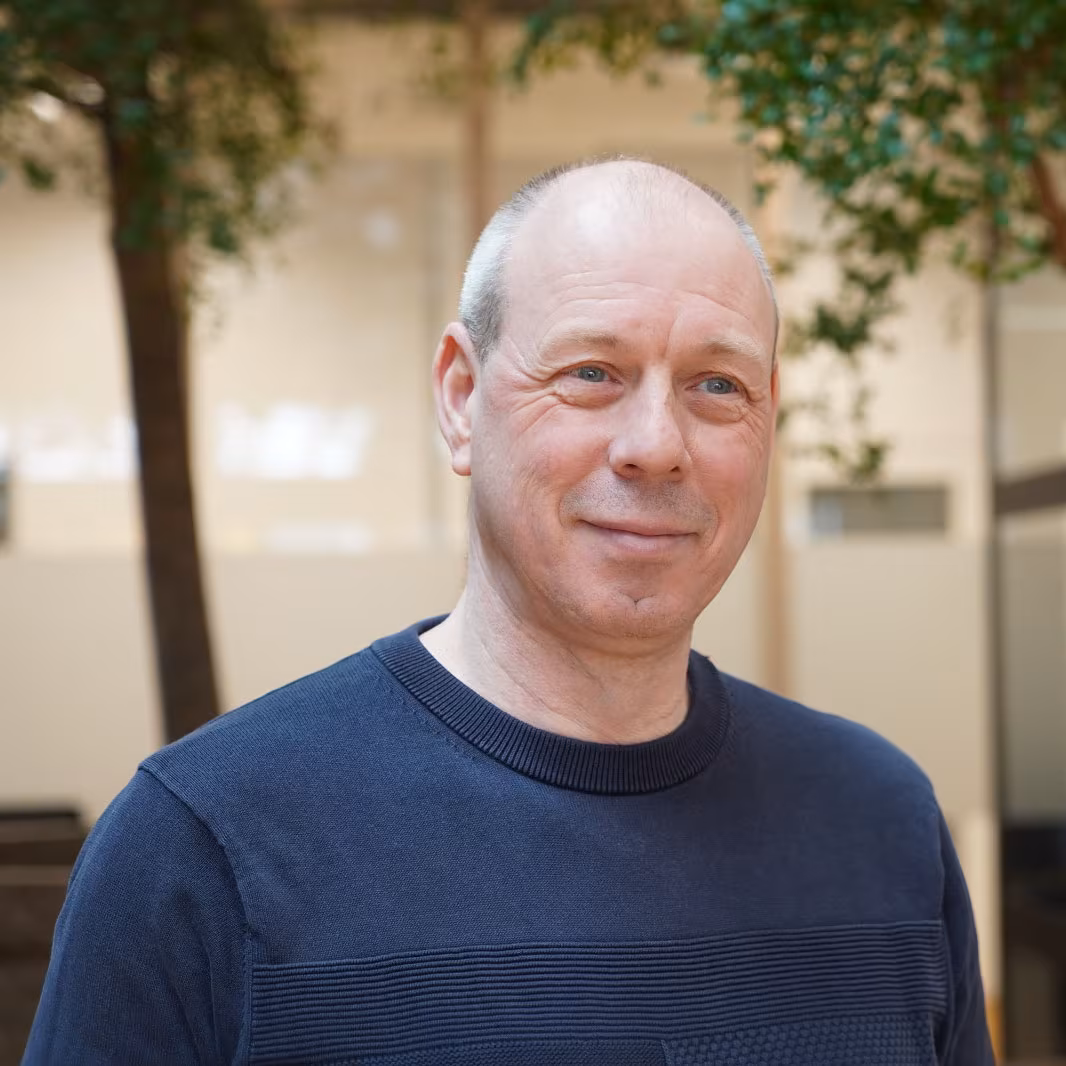 Corne, eigenaar van Heijka Kantoormeubelen, ergonomisch specialist